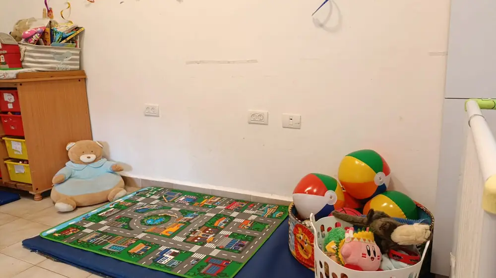 חדר המשחקים עם שטיח פעילות, כדורים וצעצועים